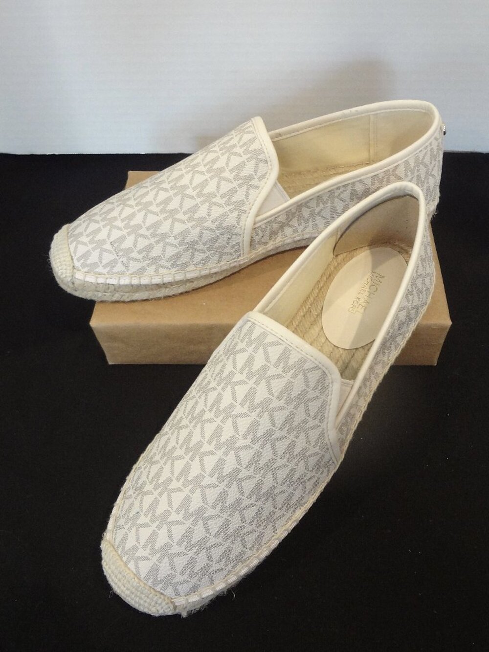 New-In Box. Michael Kors Vanila Gray & White Slip-On